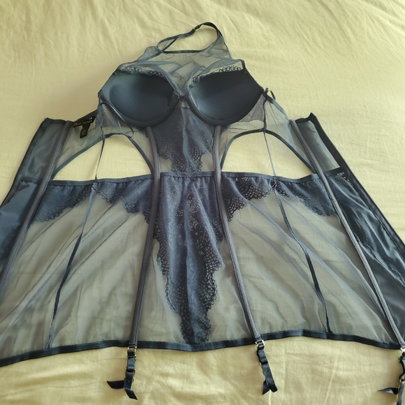 Victoria's secret garter slip - Picture 3 of 13